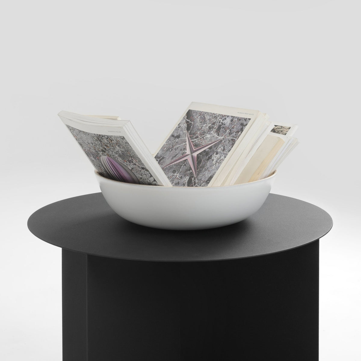Table basse ronde en métal noir Oli - Custom Form - The Cool Republic