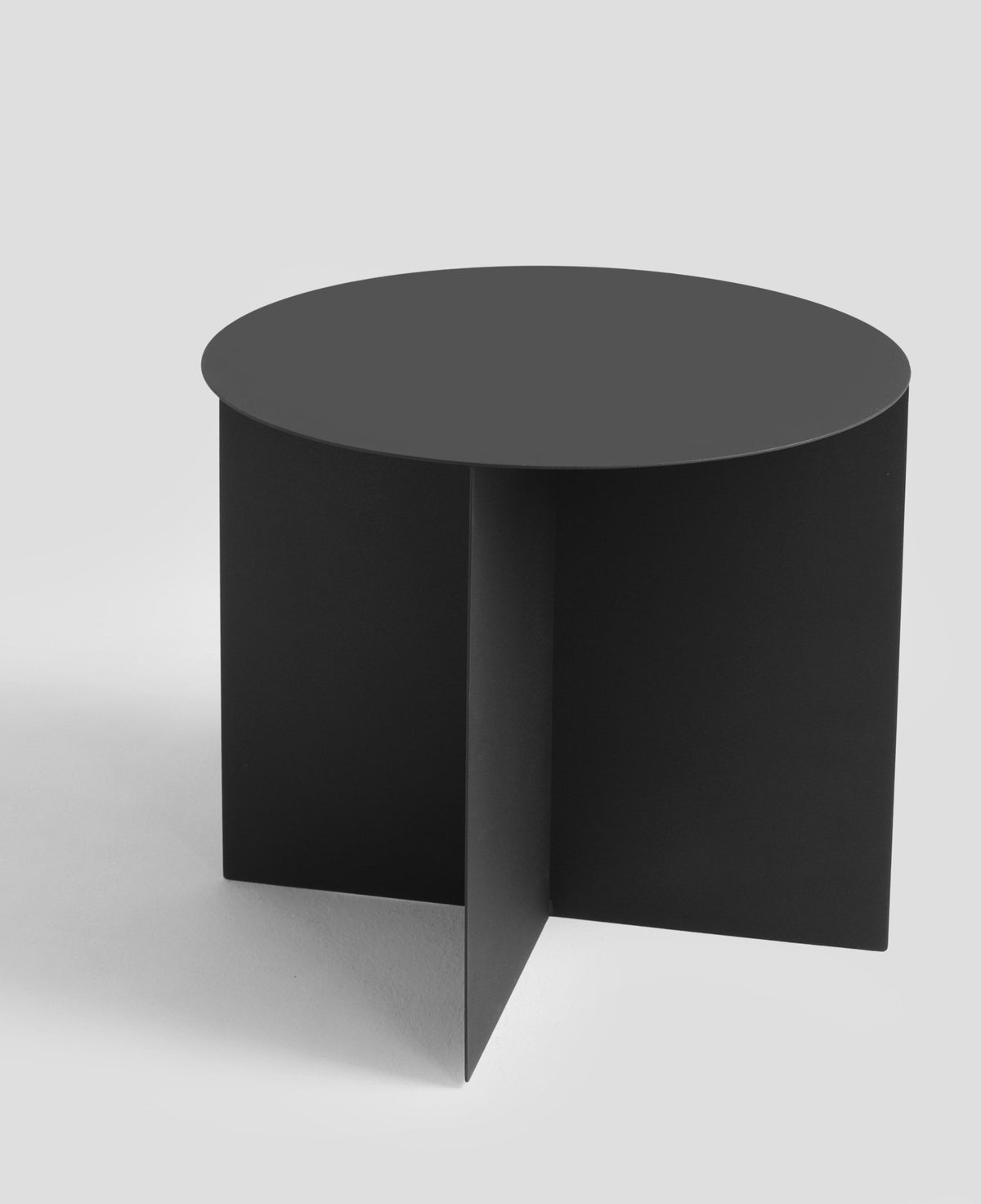 Table basse ronde en métal noir Oli - Custom Form - The Cool Republic