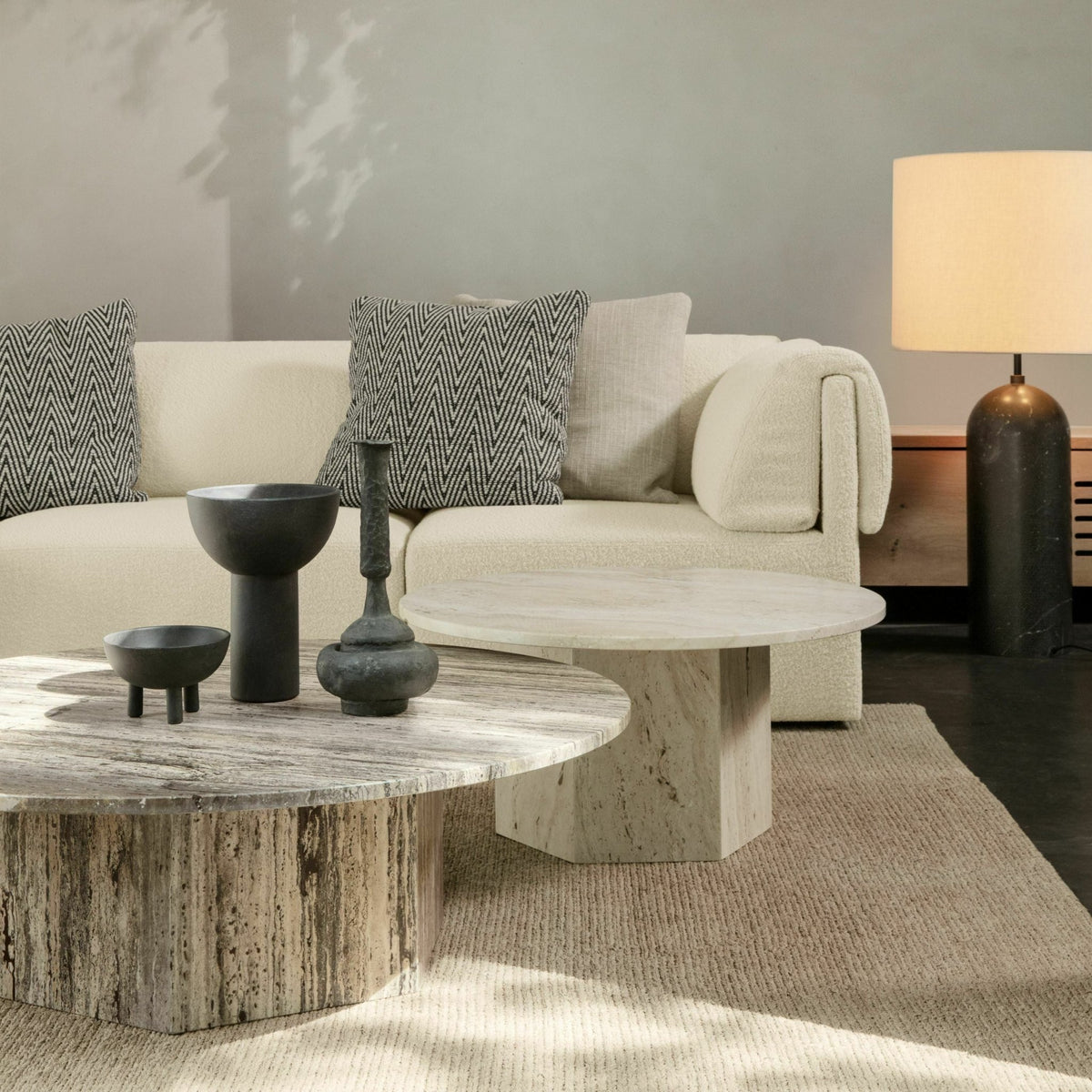 Table basse ronde en pierre blanche 110 cm Epic - Gubi - The Cool Republic