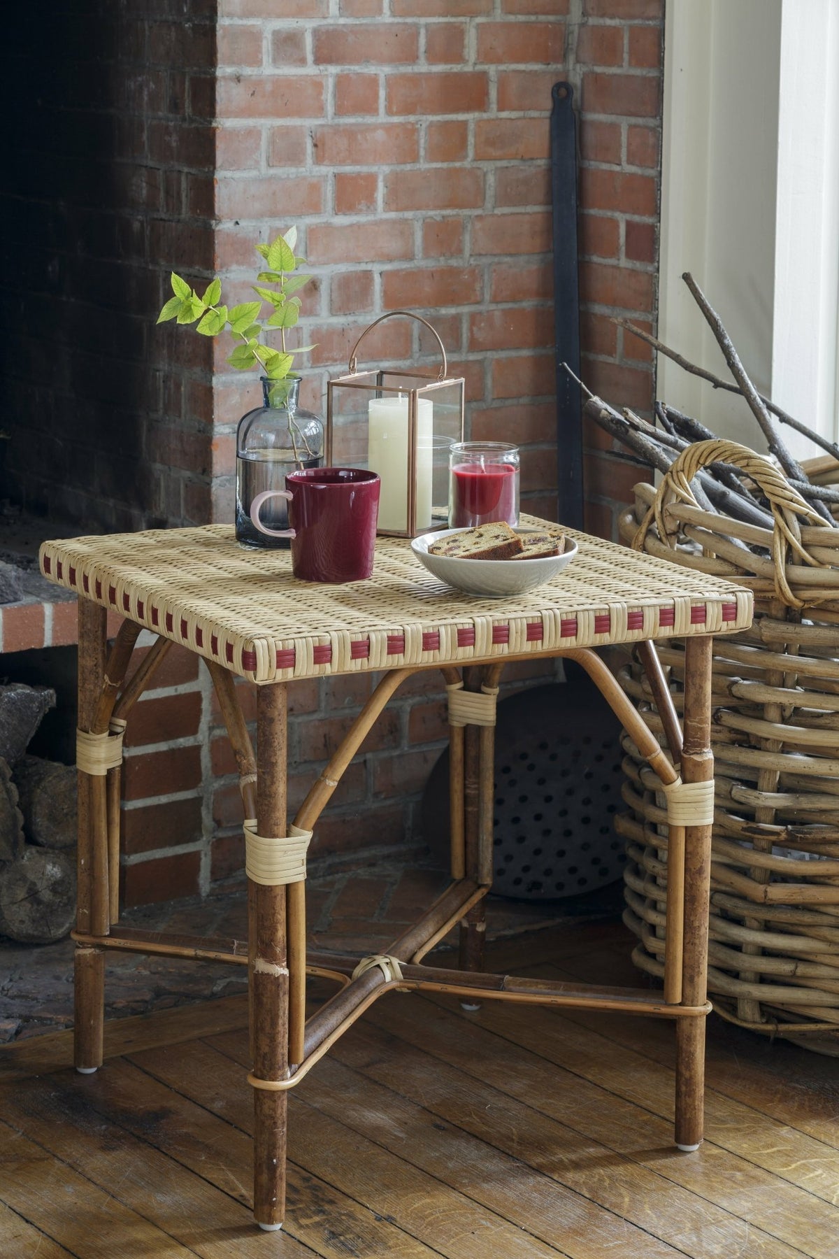 Table basse structure en rotin filets en résine rouge 52 x 49 x 49 Bagatelle - KOK - The Cool Republic