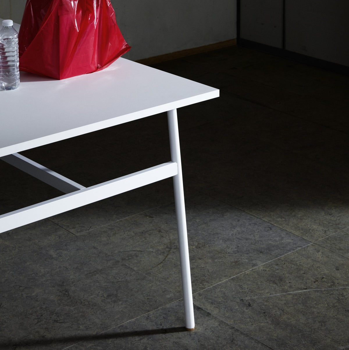 Table blanche 90x90 Union blanc - Normann Copenhagen - The Cool Republic