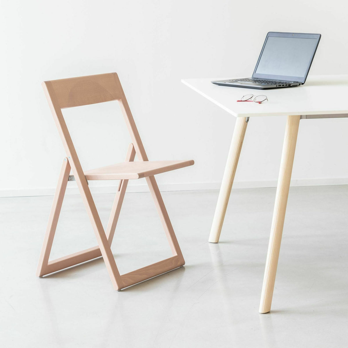 Table blanche pieds en frêne 200x90 cm Pilo - Magis - The Cool Republic