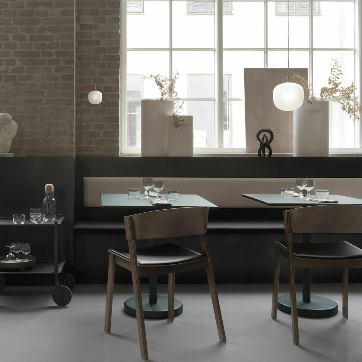 Table carrée d'extérieur en acier noir 70 x 70 x 73 cm Linear - Muuto - The Cool Republic
