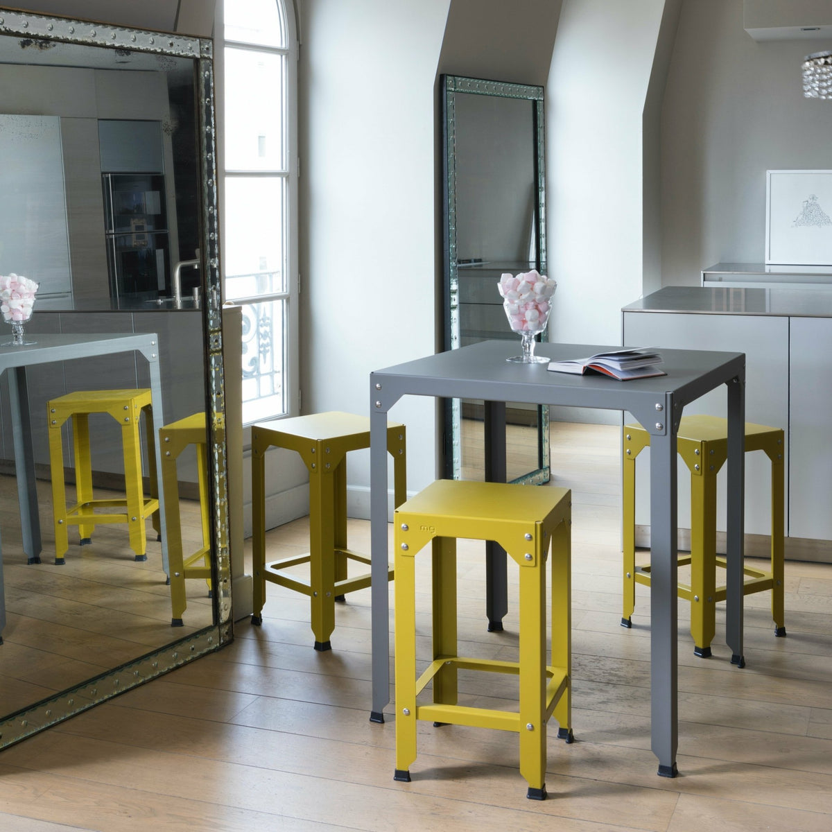 Table carrée en acier mat olive 79 cm Hegoa - Matière Grise - The Cool Republic