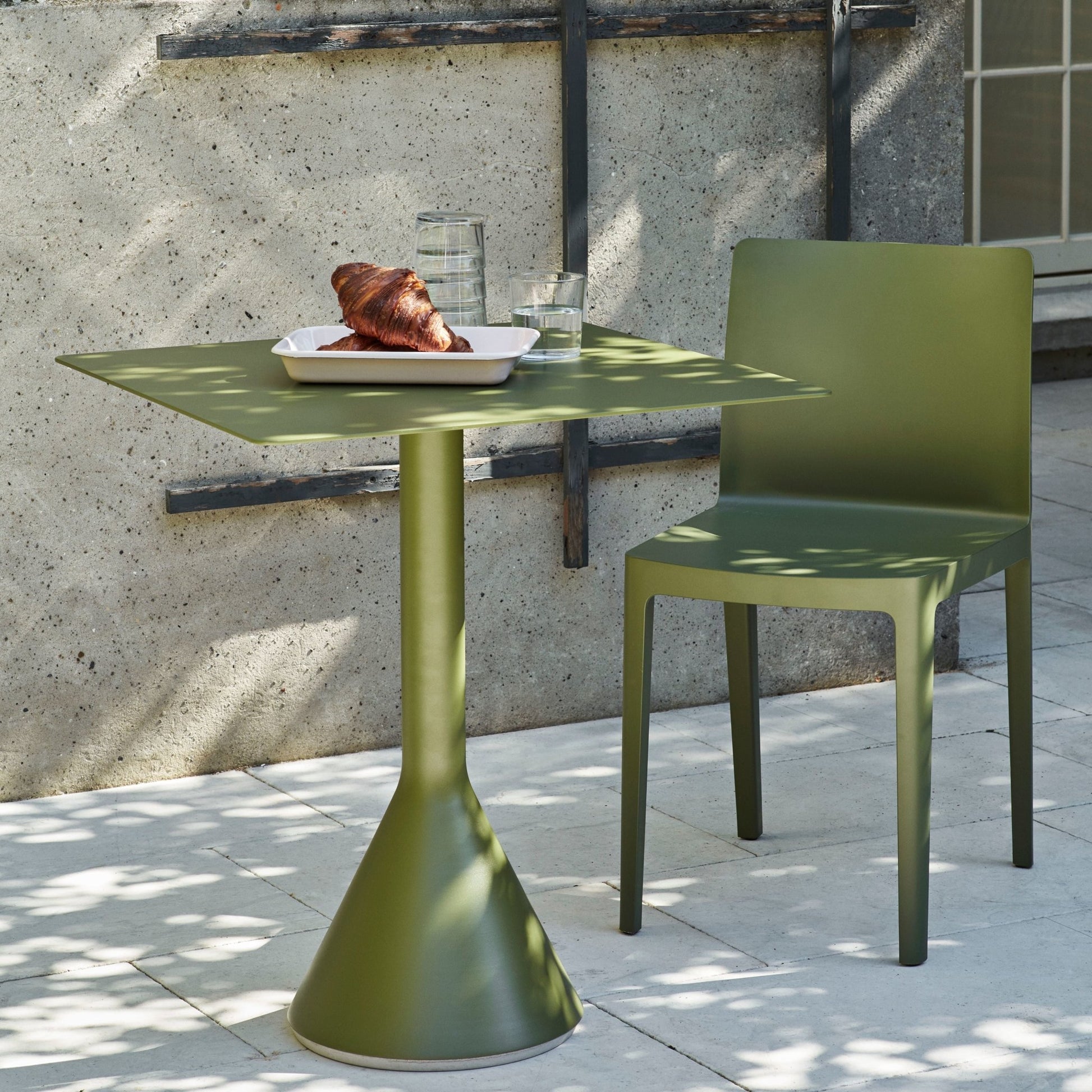 Table cone carrée anthracite Palissade - HAY - The Cool Republic
