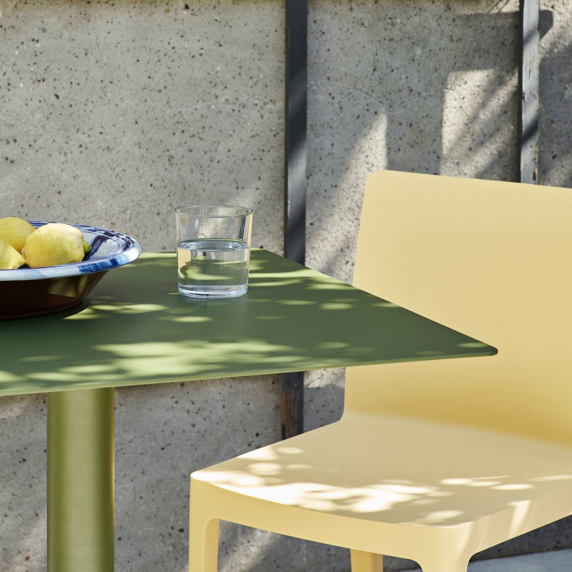 Table cone carrée anthracite Palissade - HAY - The Cool Republic