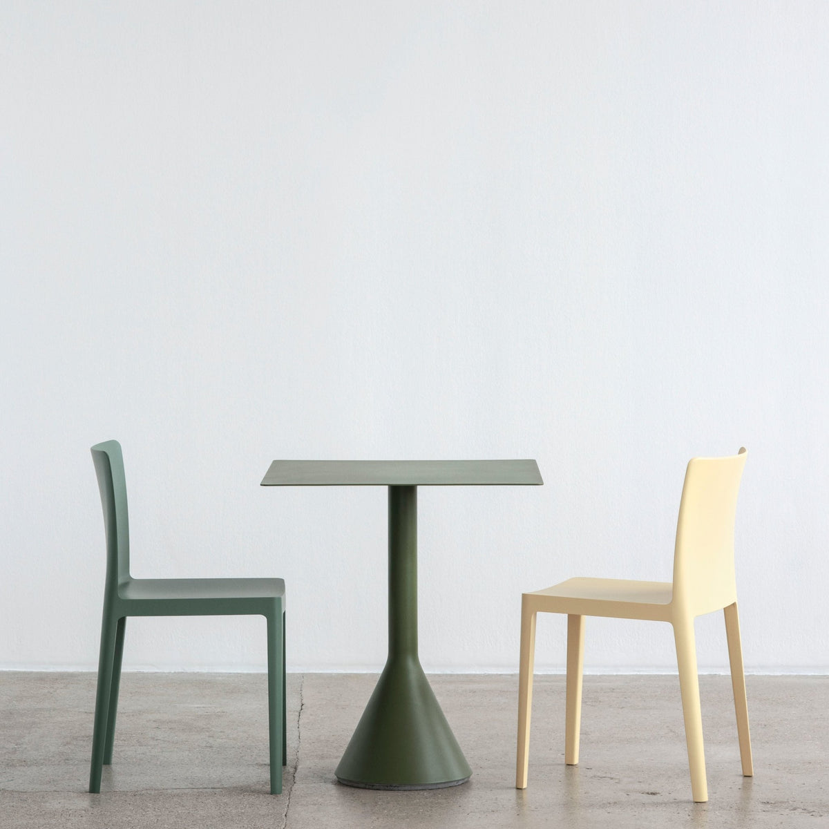 Table cone carrée anthracite Palissade - HAY - The Cool Republic