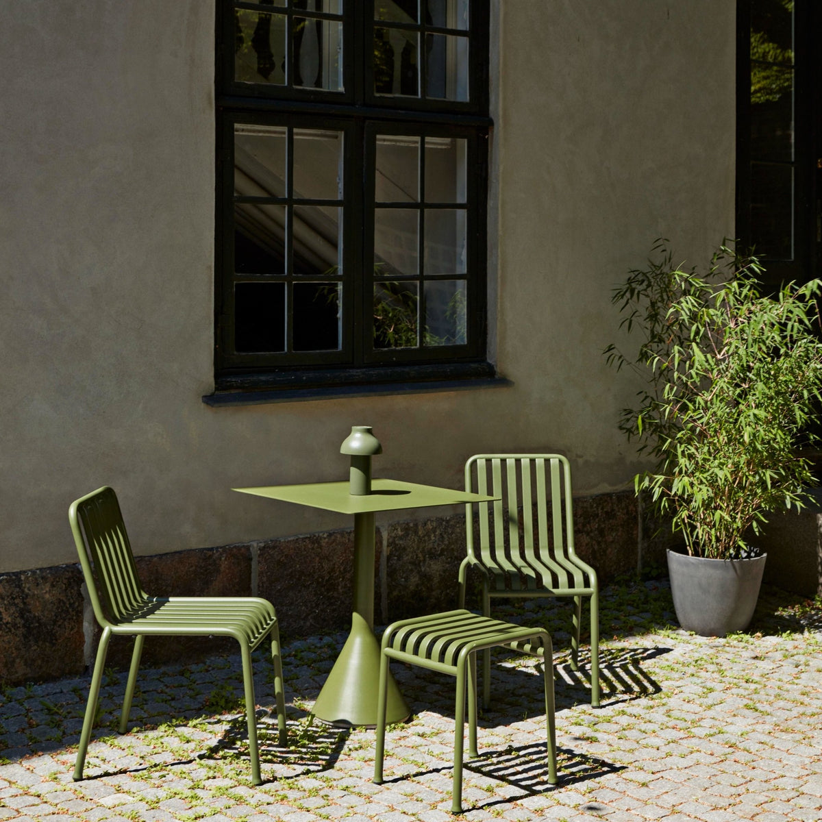 Table cone carrée olive Palissade - HAY - The Cool Republic