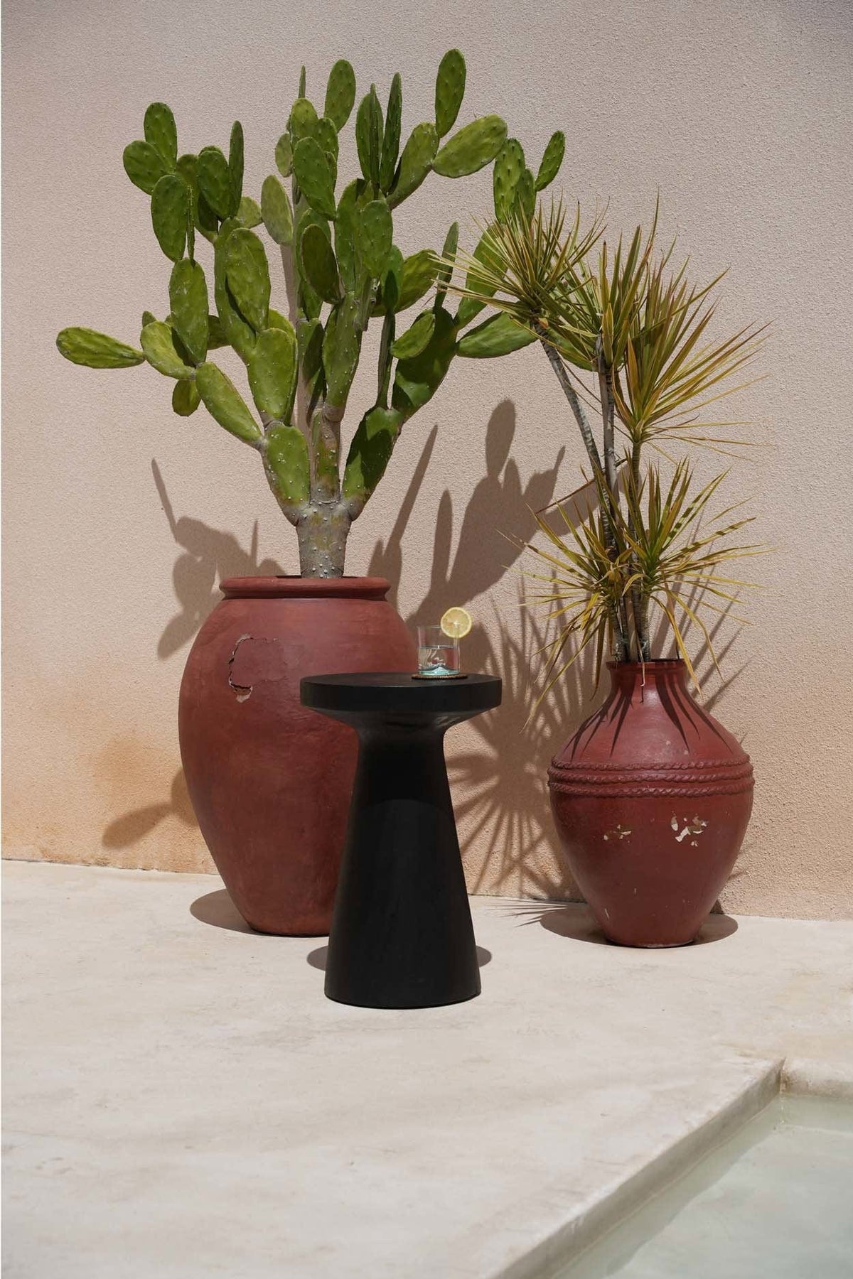 Table d'appoint ronde en bois de suar massif noir 40x40x60cm Fiji - Bazar Bizar — vue 4