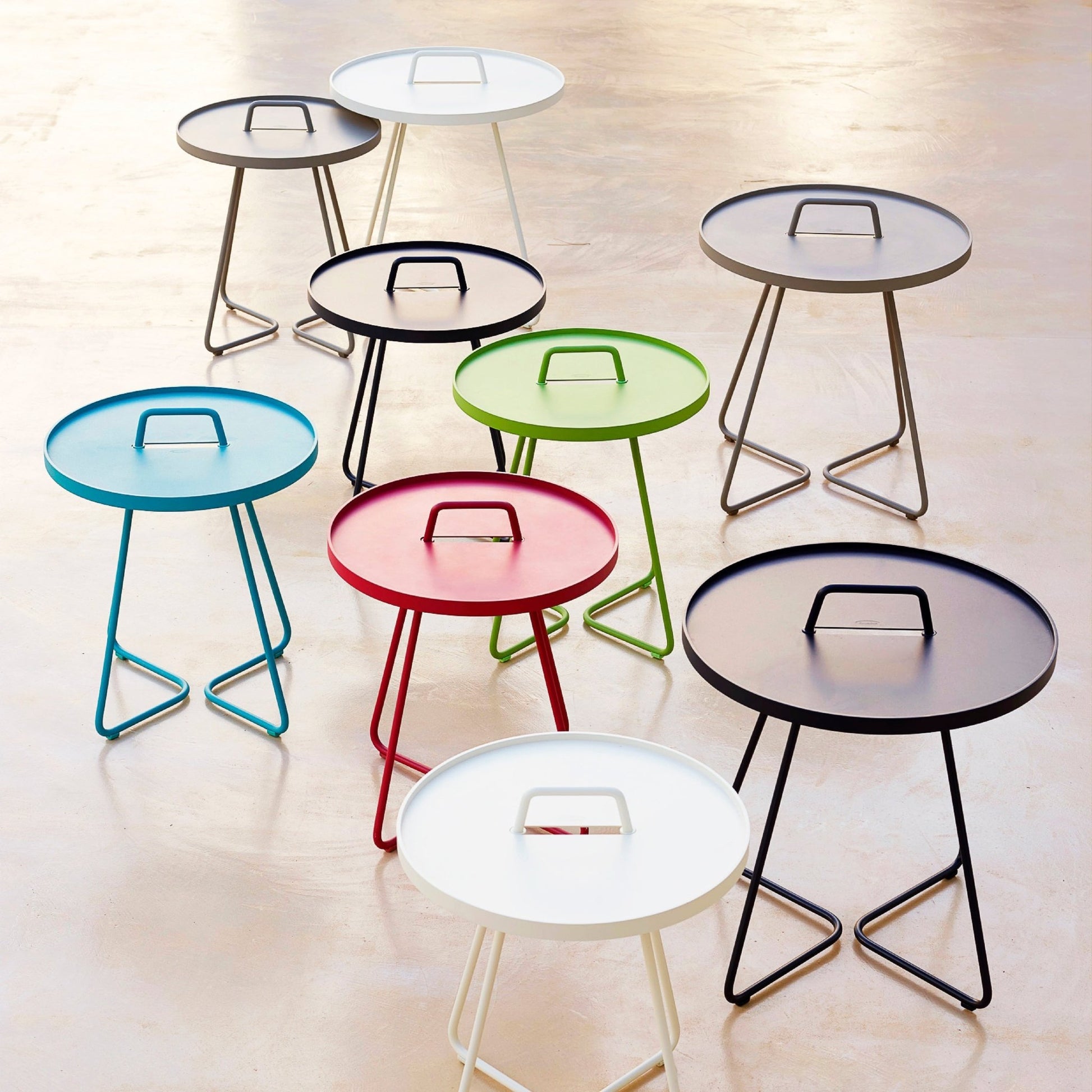 Table d'appoint 54 cm en aluminium blanc On-the-move - Cane-Line - The Cool Republic