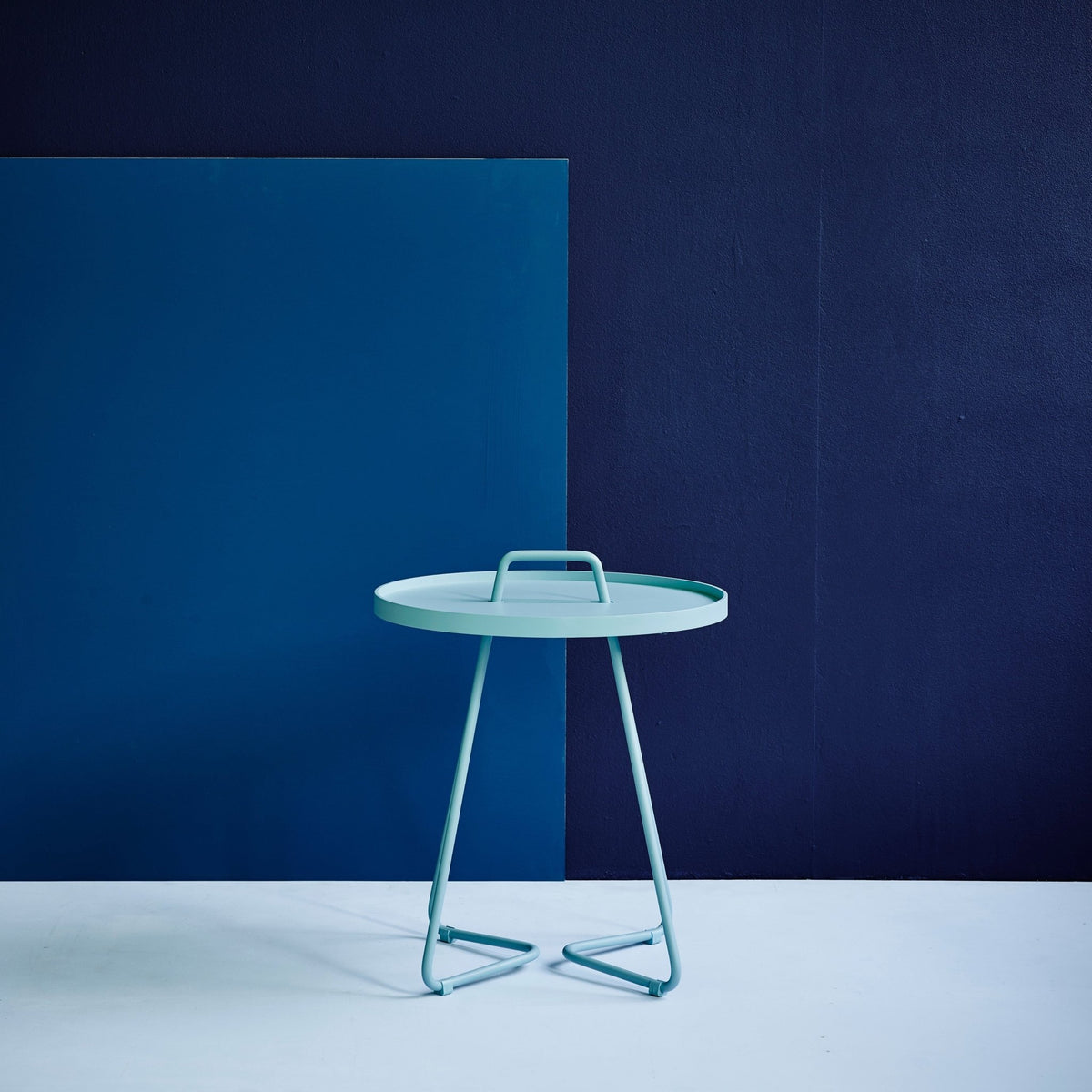 Table d'appoint 54 cm en aluminium bleu turquoise On-the-move - Cane-Line - The Cool Republic