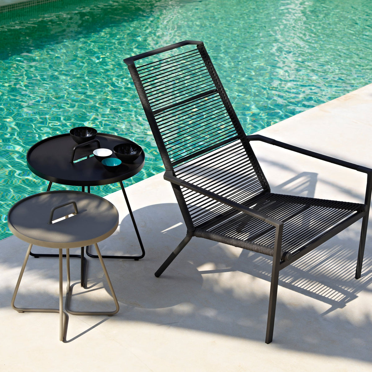Table d'appoint 54 cm en aluminium noir On-the-move - Cane-Line - The Cool Republic