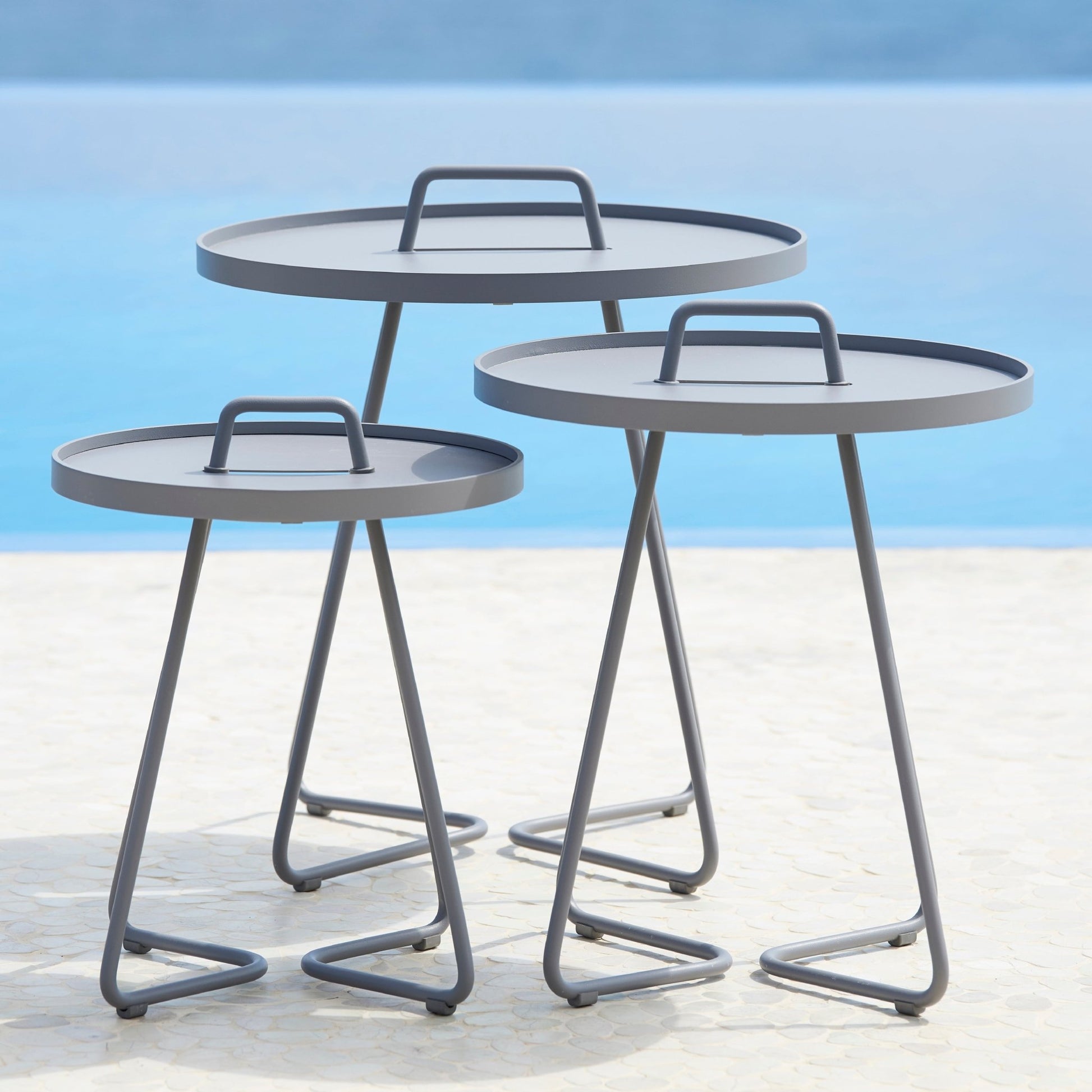Table d'appoint 60 cm en aluminium blanc On-the-move - Cane-Line - The Cool Republic
