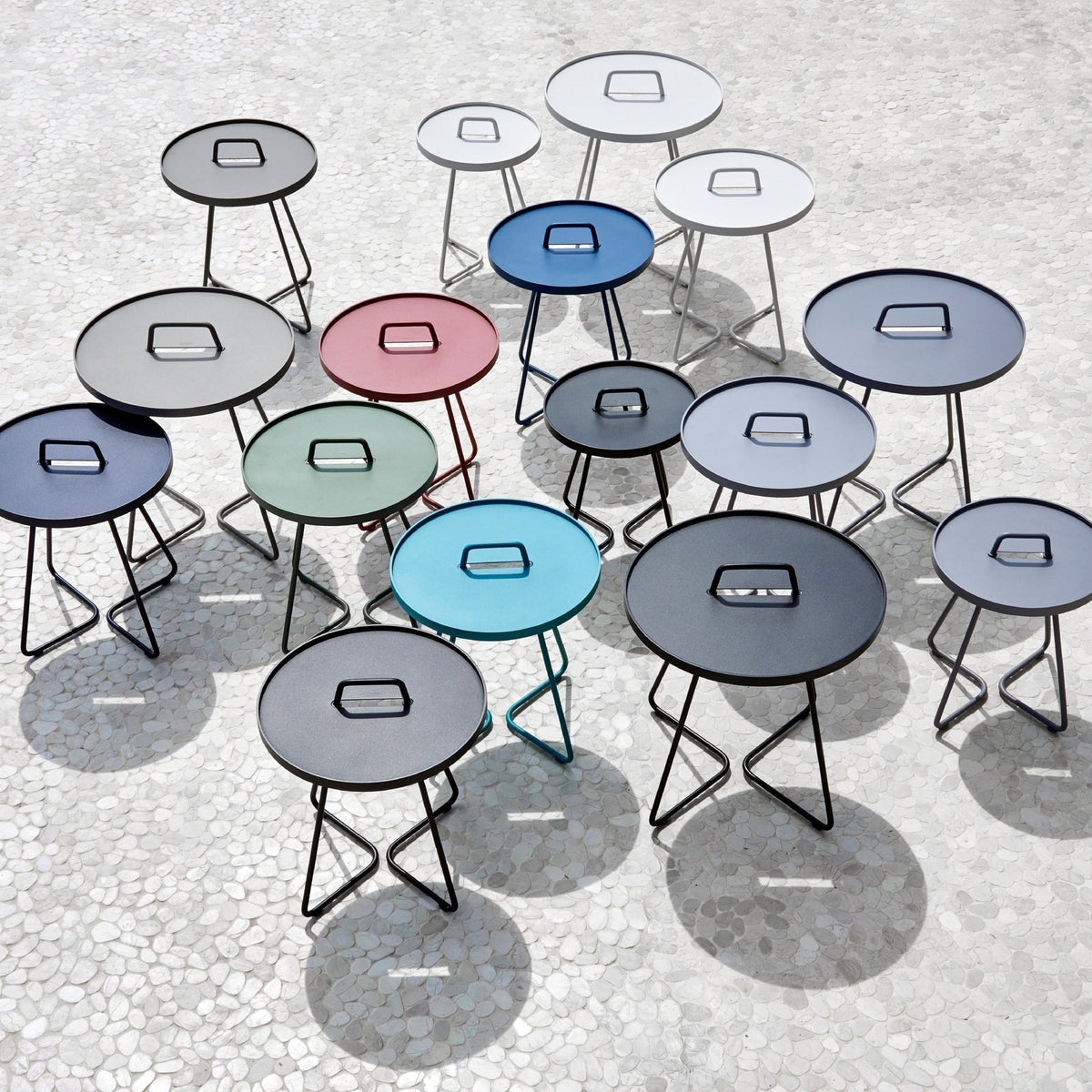 Table d'appoint 60 cm en aluminium gris On-the-move - Cane-Line - The Cool Republic