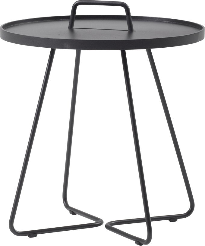 Table d'appoint 60 cm en aluminium noir On - the - move - Cane - Line - The Cool Republic