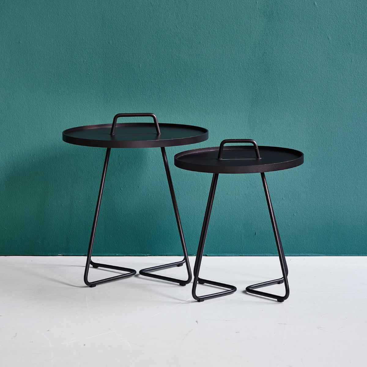 Table d'appoint 60 cm en aluminium noir On-the-move - Cane-Line - The Cool Republic