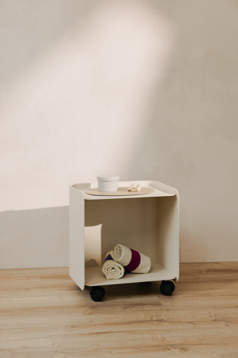 Table d'appoint à roulettes en acier beige 40x30x43,5cm Juno - Metallbude - The Cool Republic