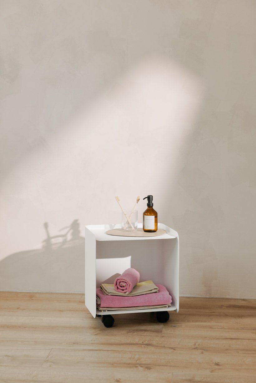 Table d'appoint à roulettes en acier blanc 40x30x43,5cm Juno - Metallbude - The Cool Republic