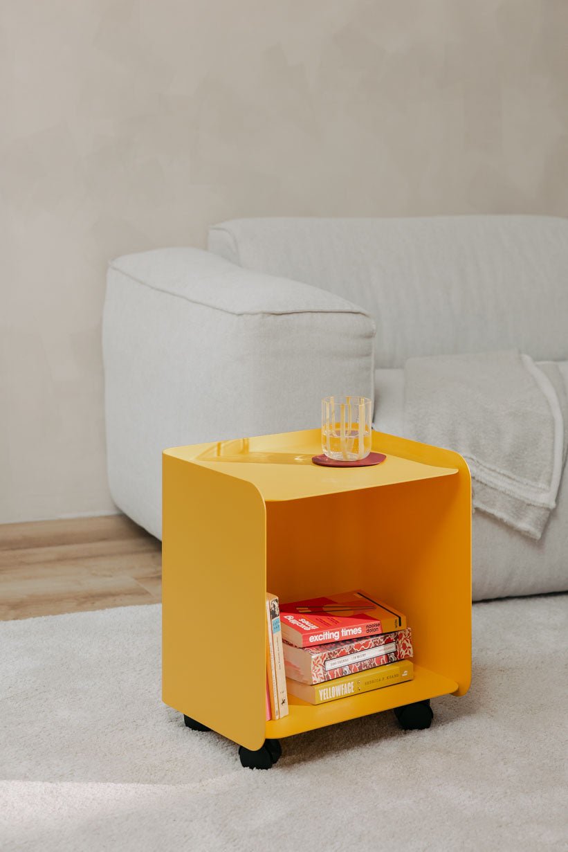 Table d'appoint à roulettes en acier jaune 40x30x43,5cm Juno - Metallbude - The Cool Republic