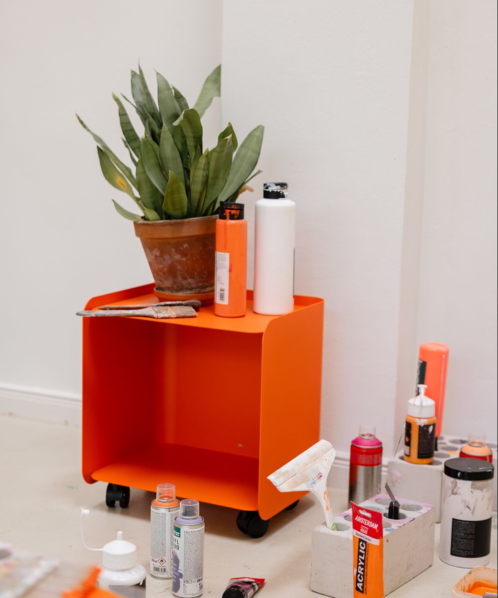 Table d'appoint à roulettes en acier orange sprizz 40x30x43,5cm Juno - Metallbude - The Cool Republic