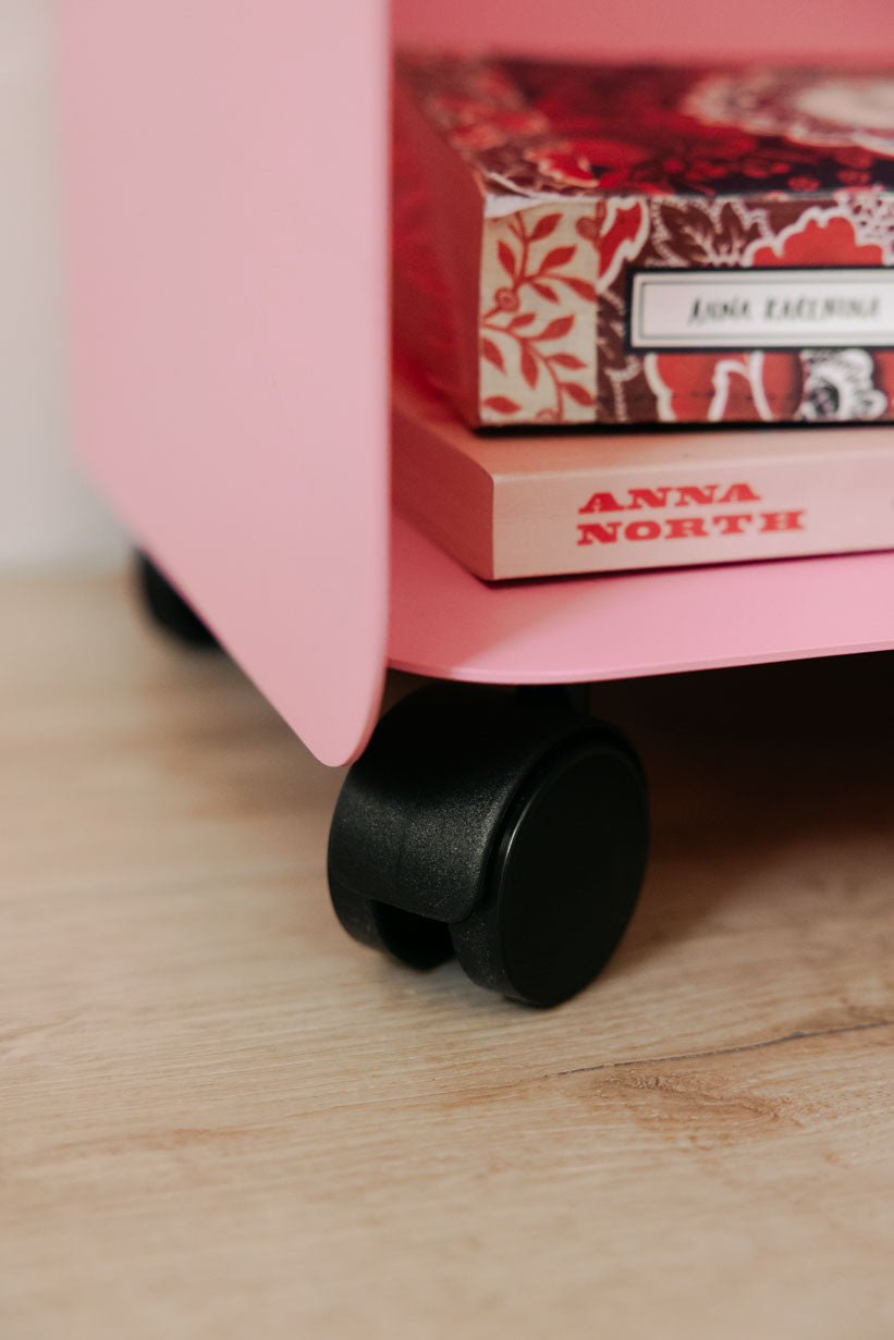 Table d'appoint à roulettes en acier rose 40x30x43,5cm Juno - Metallbude - The Cool Republic
