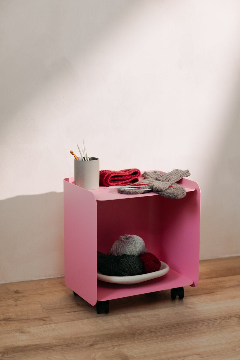 Table d'appoint à roulettes en acier rose 40x30x43,5cm Juno - Metallbude - The Cool Republic