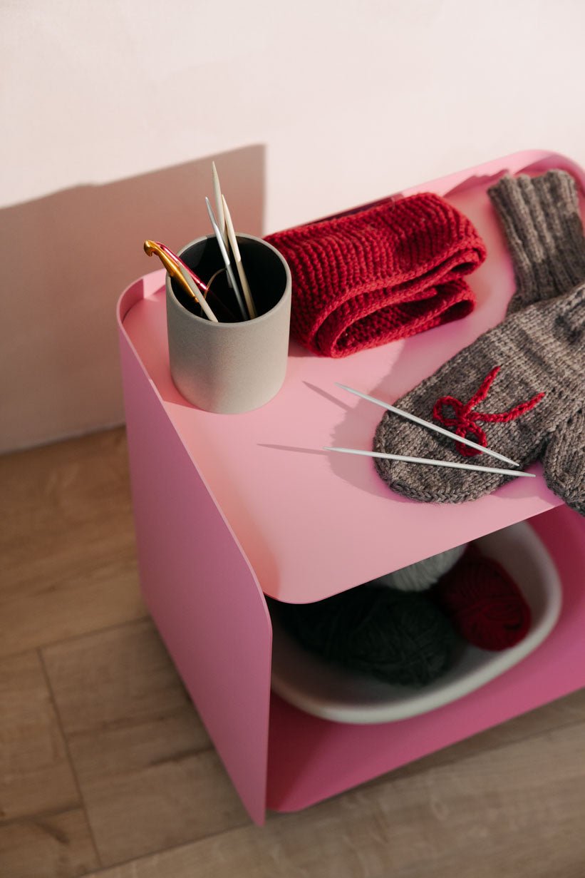 Table d'appoint à roulettes en acier rose 40x30x43,5cm Juno - Metallbude - The Cool Republic
