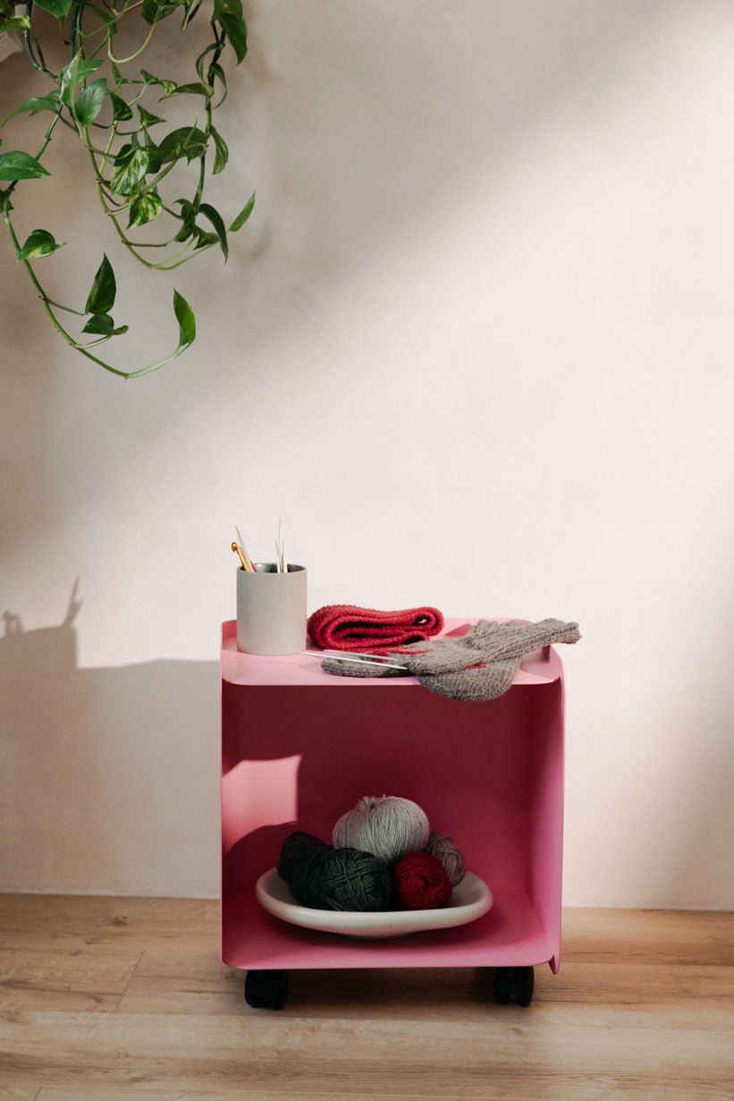 Table d'appoint à roulettes en acier rose 40x30x43,5cm Juno - Metallbude - The Cool Republic