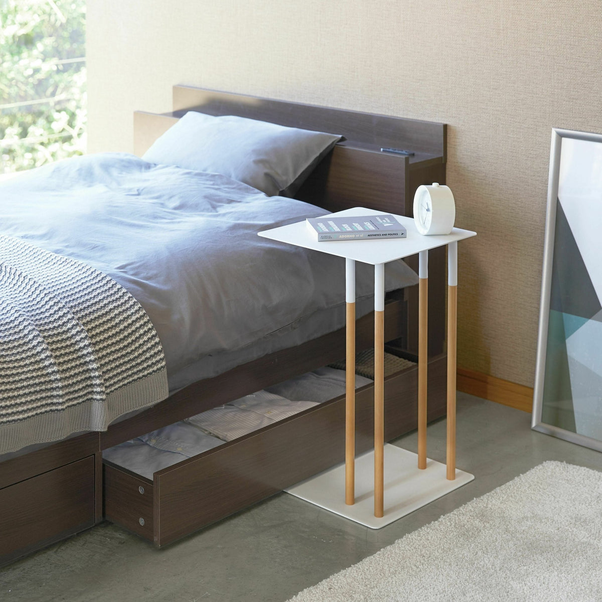 Table d'appoint blanche et pieds en bois - Yamazaki - The Cool Republic