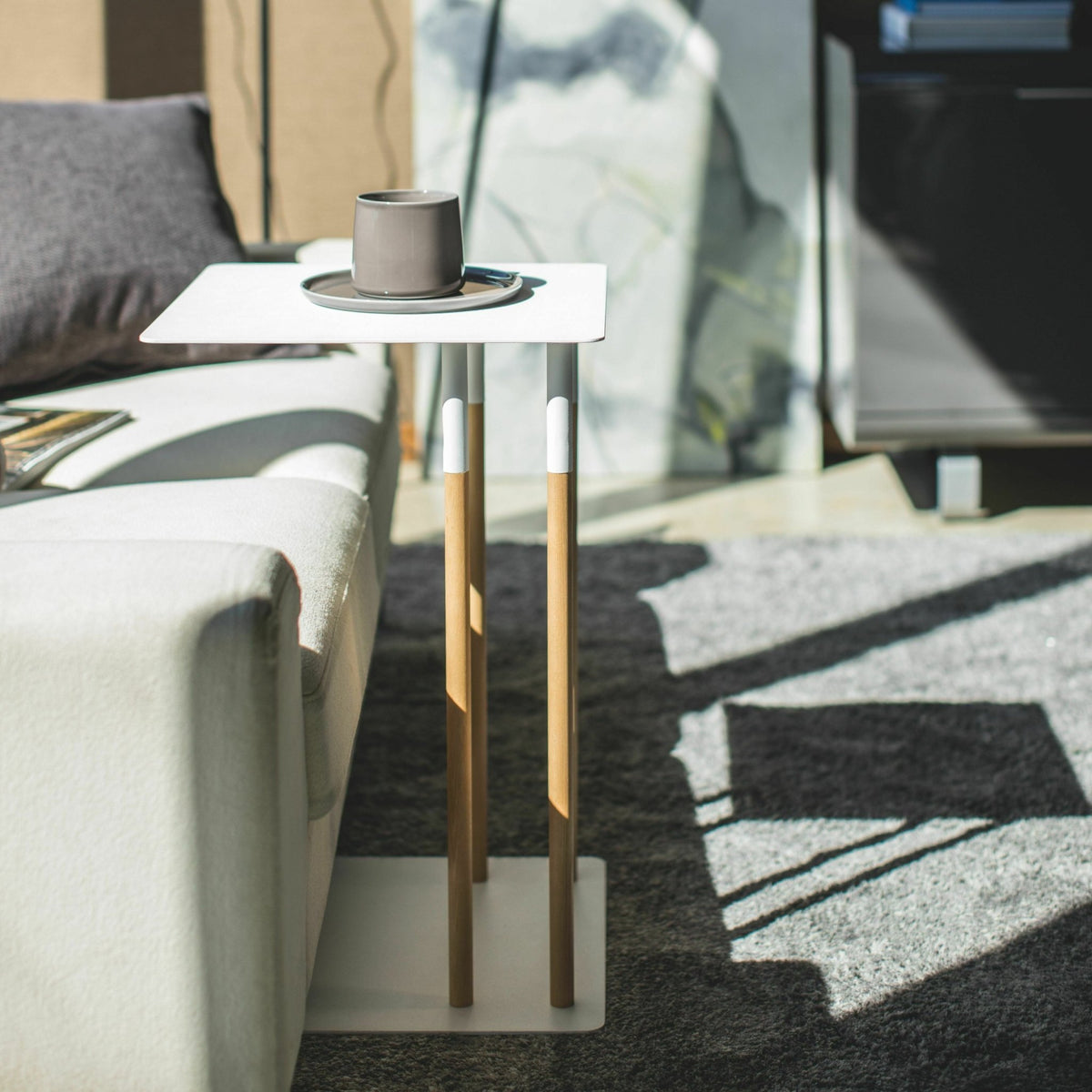Table d'appoint blanche et pieds en bois - Yamazaki - The Cool Republic
