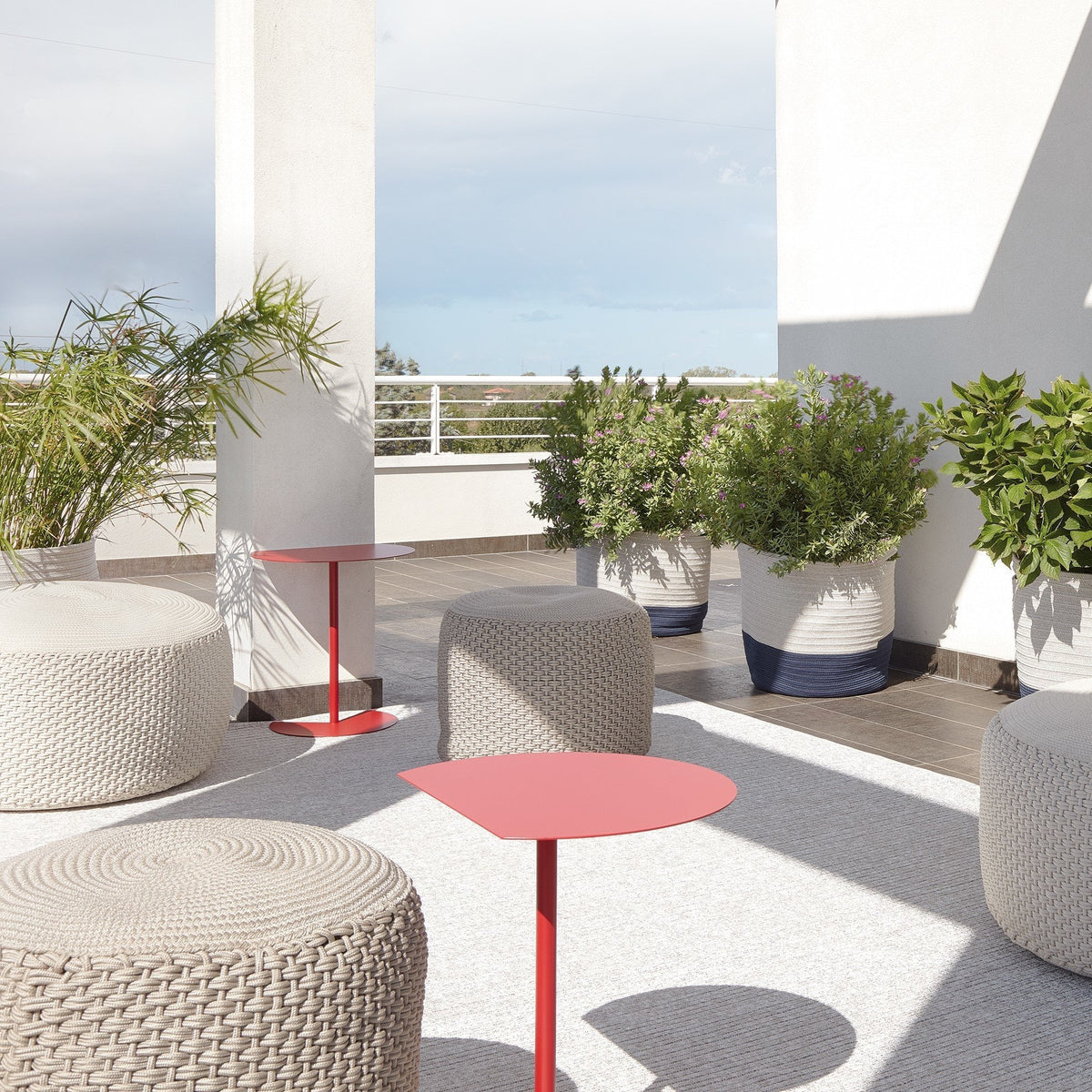 Table d'appoint bleu marine Way Sofa - Meme Design - The Cool Republic