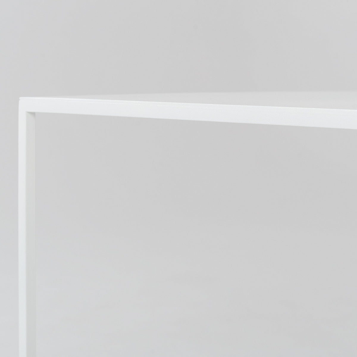 Table d'appoint carré blanche en métal Tensio - Custom Form - The Cool Republic
