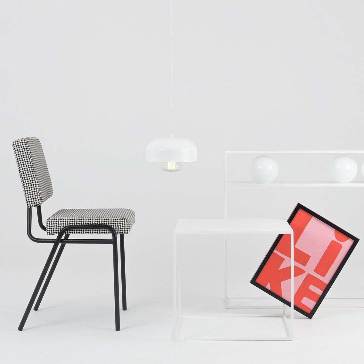 Table d'appoint carré blanche en métal Tensio - Custom Form - The Cool Republic