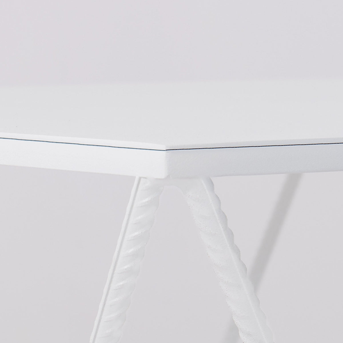 Table d'appoint carré en métal blanc Daryl - Custom Form - The Cool Republic