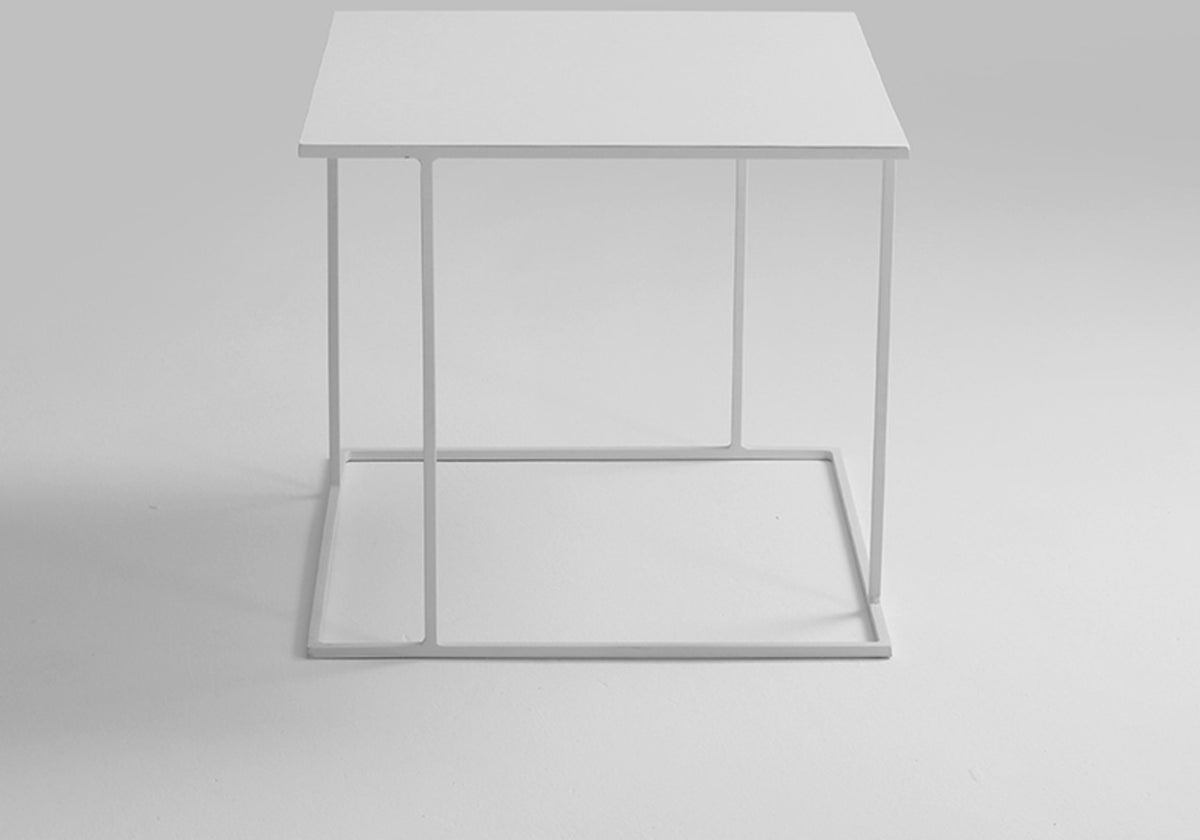Table d'appoint carré en métal blanc Walt - Custom Form - The Cool Republic
