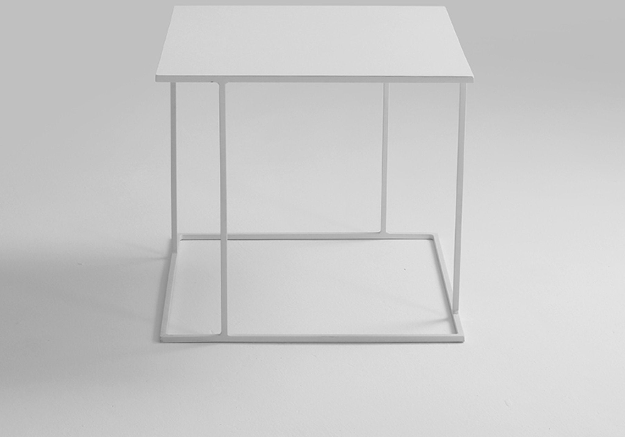 Table d'appoint carré en métal blanc Walt - Custom Form - The Cool Republic