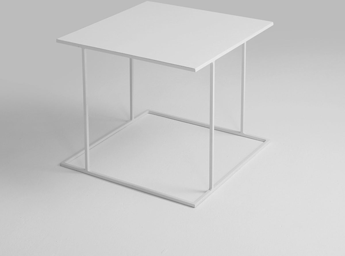 Table d'appoint carré en métal blanc Walt - Custom Form - The Cool Republic