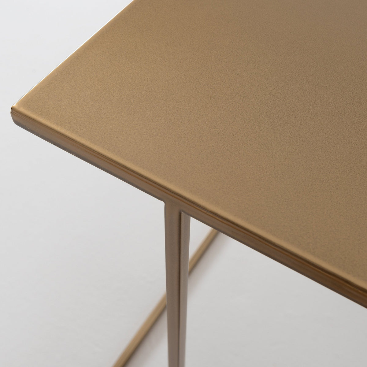 Table d'appoint carré en métal gold Walt - Custom Form - The Cool Republic