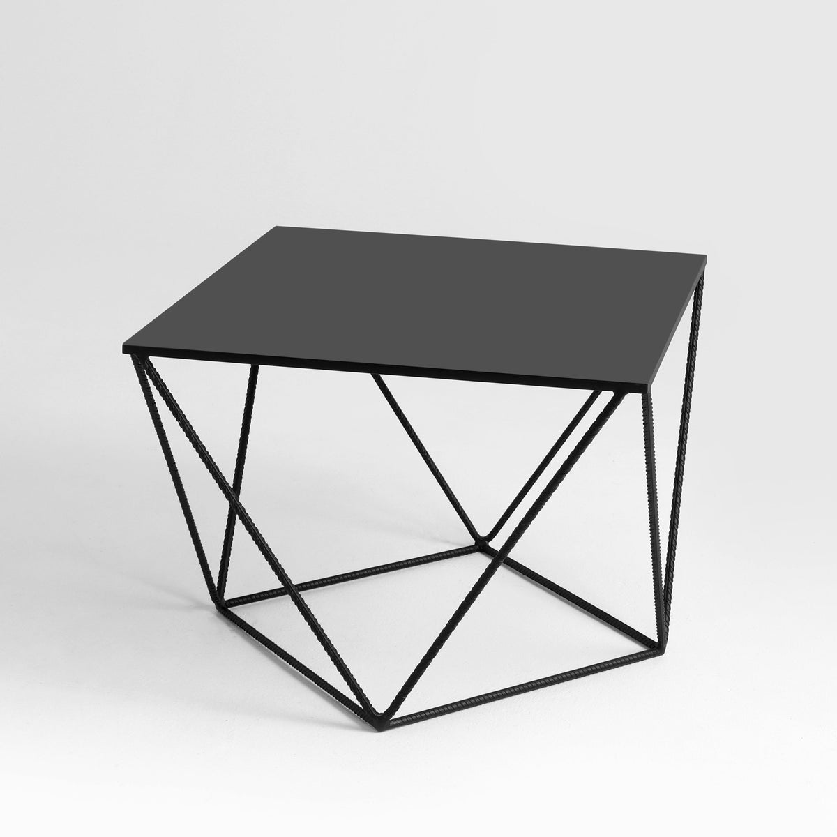Table d'appoint carré en métal noir Daryl - Custom Form - The Cool Republic