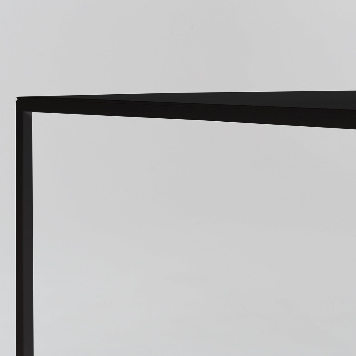 Table d'appoint carré noire en métal Tensio - Custom Form - The Cool Republic