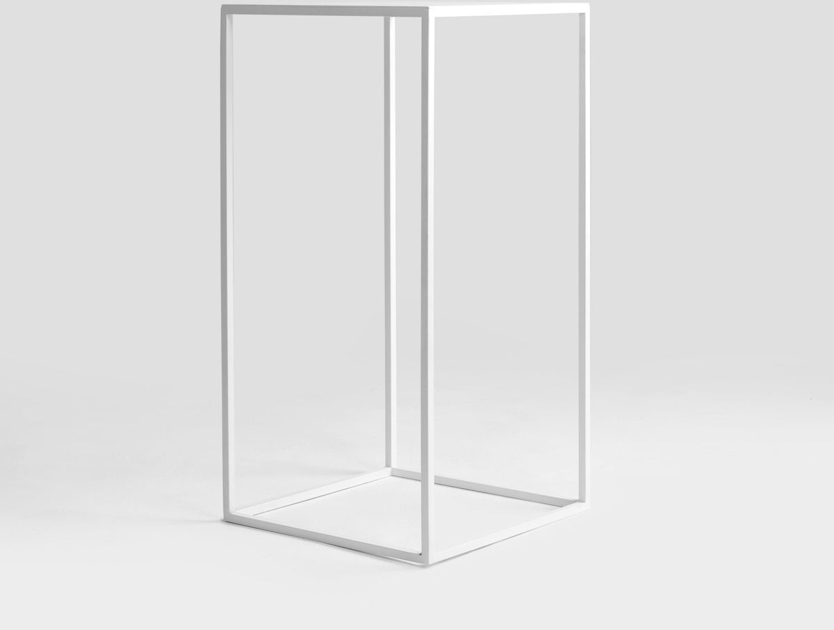 Table d'appoint carrée blanche en métal Tensio - Custom Form - The Cool Republic