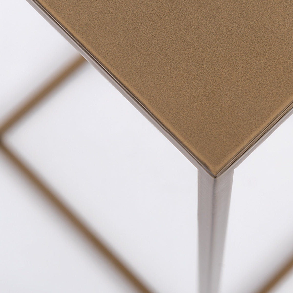 Table d'appoint carrée gold en métal Tensio - Custom Form - The Cool Republic