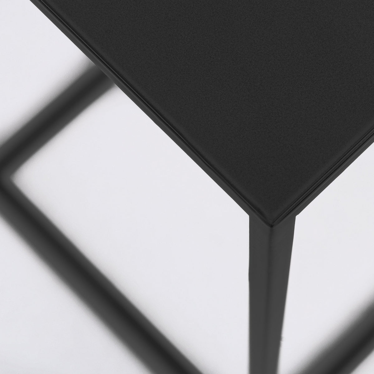 Table d'appoint carrée noire en métal Tensio - Custom Form - The Cool Republic