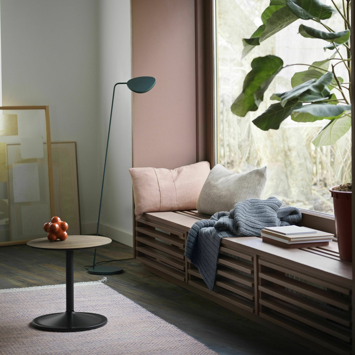 Table d'appoint chêne fumé et aluminium noir D 41 x H 48 cm Soft - Muuto - The Cool Republic