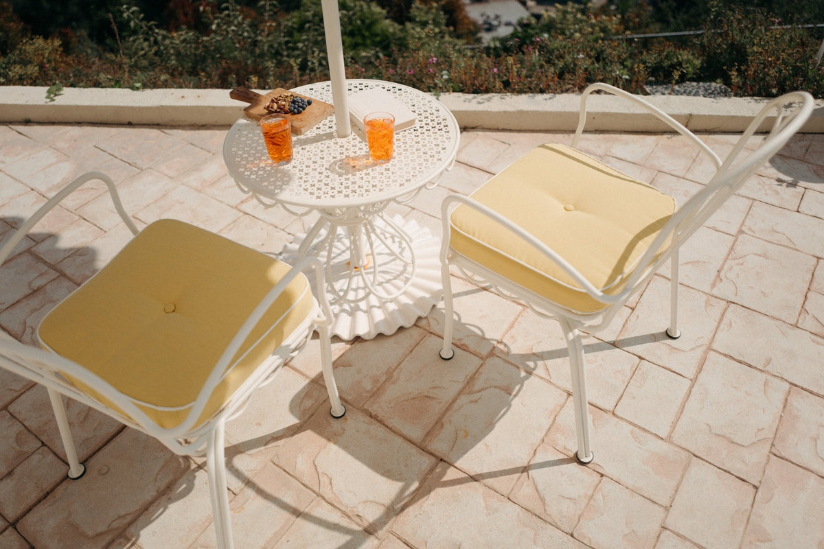 Table d'appoint de jardin ronde en métal blanc antique 65cm The Al Fresco - Business & Pleasure - The Cool Republic