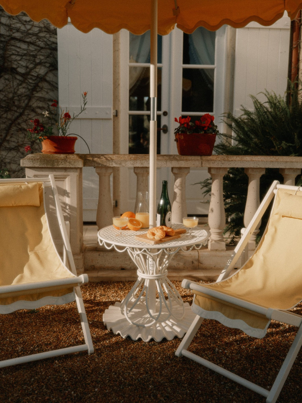 Table d'appoint de jardin ronde en métal blanc antique 65cm The Al Fresco - Business & Pleasure - The Cool Republic