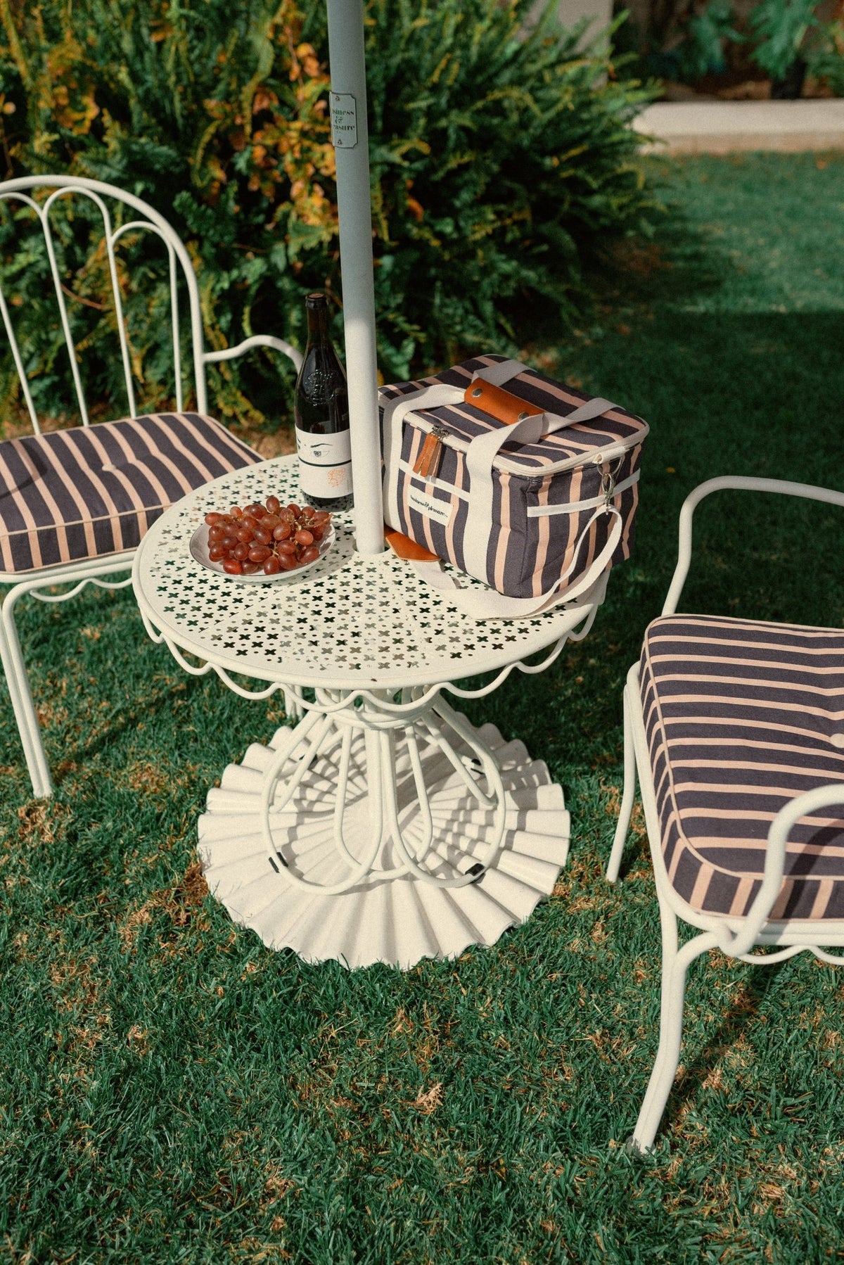 Table d'appoint de jardin ronde en métal blanc antique 65cm The Al Fresco - Business & Pleasure - The Cool Republic