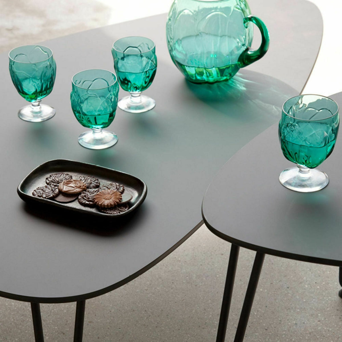 Table d'appoint d'extérieur en métal noir Rozy - Vincent Sheppard - The Cool Republic
