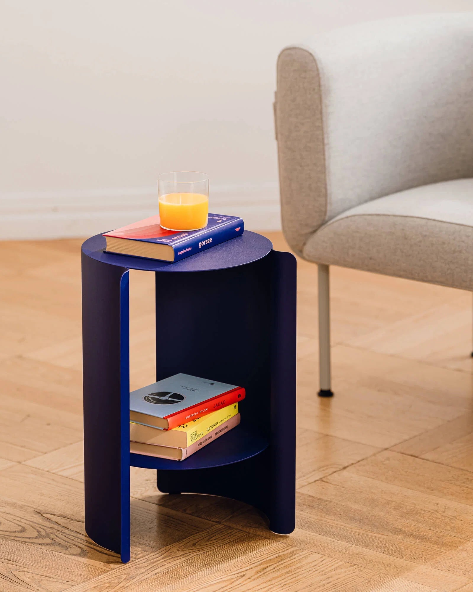 Table d'appoint en acier bleu myrtille 32,3x50cm Wa - Noo.ma - The Cool Republic