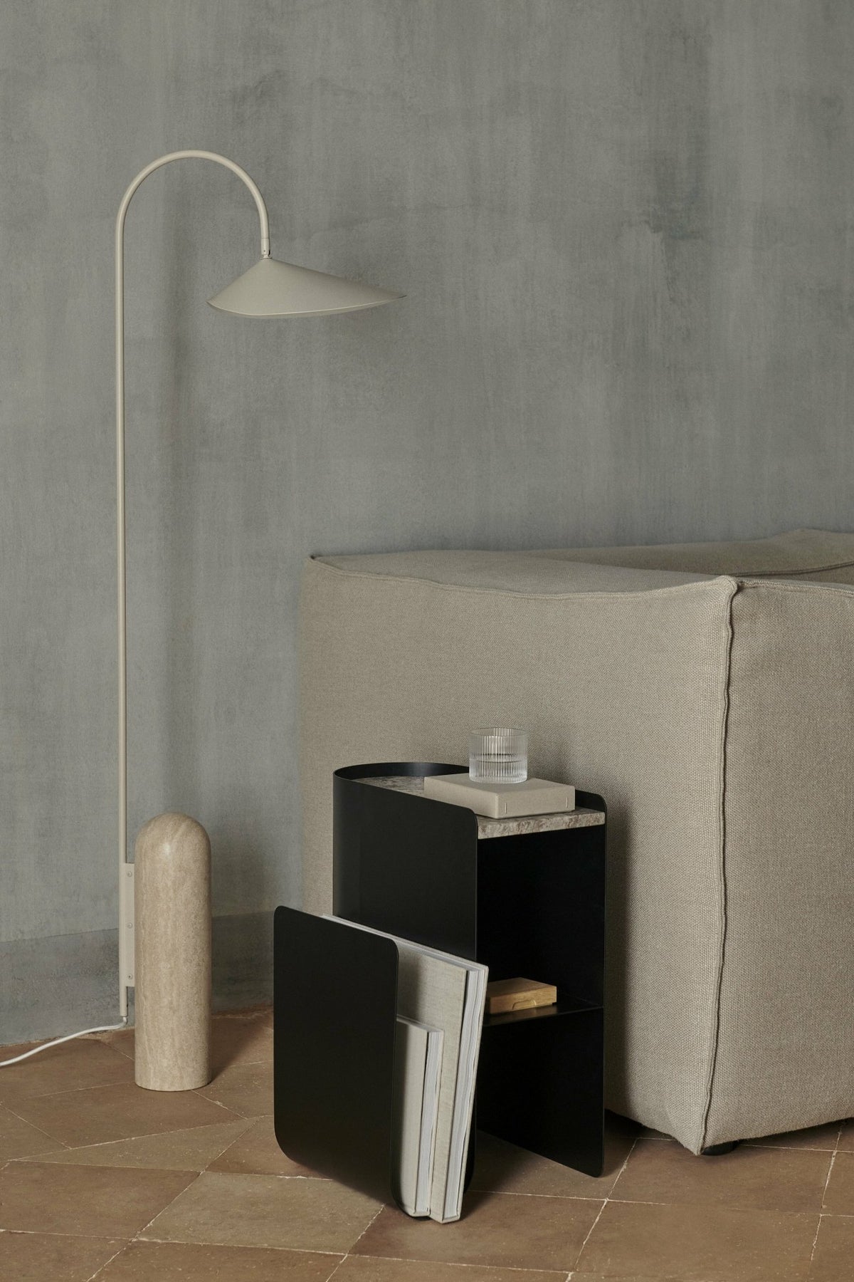 Table d'appoint en acier noir et marbre Vault - Ferm Living - The Cool Republic